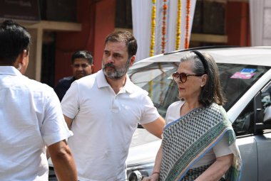 Kongre başkanı Sonia Gandhi ve Rahul Gandhi, 25 Mayıs 2024 'te Hindistan' ın Yeni Delhi kentinde yapılan altıncı tur seçimlerde oy kullanmadan önce sandık başına geldiler.