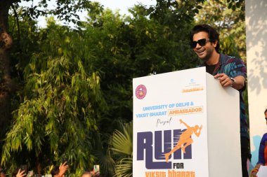 NEW DELHI, INDIA - 8 Mayıs 2024: Bollywood Aktörü RajKummar Rao, 8 Mayıs 2024 tarihinde Yeni Delhi, Hindistan 'da bulunan Kuzey Kampüsü, Delhi Üniversitesi' ndeki Viksit Bharat Run 'a katıldı.