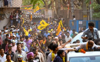 NEW DELHI, INDIA - 12 Mayıs 2024: Yeni Delhi seçmenlerinden AAPs AAPs, Lok Sabha seçimleri için Somnath Bharti Moti Nagar 'daki Roadshow sırasında 12 Mayıs 2024 tarihinde Hindistan' ın Yeni Delhi kentinde görüldü. Bir yol gösterisinde, Kejriwal bir saldırı başlattı.