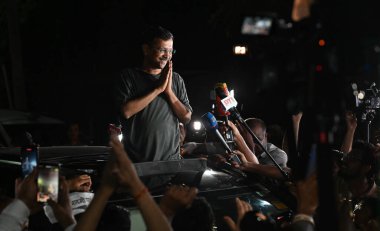 Delhi CM Arvind Kejriwal, 10 Mayıs 2024 'te Hindistan' ın başkenti Yeni Delhi 'de ikamet ettiği yerin önünde geçici kefaletle serbest bırakıldıktan sonra destekçilerine sesleniyor..