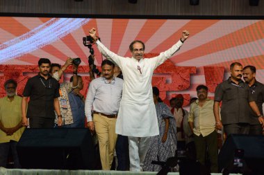 THANE, INDIA - 17 Mayıs 2024: Uddhav Thackeray, Thane 'deki Thane masunda gölünde Shiv Sena' nın UBT Thane Sabha adayı Rajan Vichare için 17 Mayıs 2024 tarihinde düzenlenen bir mitingde görüldü.