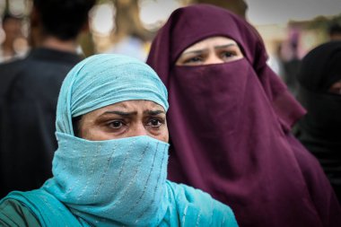 NEW DELHI, INDIA - 26 Mayıs 2024 'te Hindistan' ın Yeni Delhi kentinde bulunan GTB Hastanesi 'nin morgu önünde görülen bir çocuk hastanesinde 7 bebeğin hayatını kaybettiği Vivek Vihar yangınının kurbanlarının aileleri. 