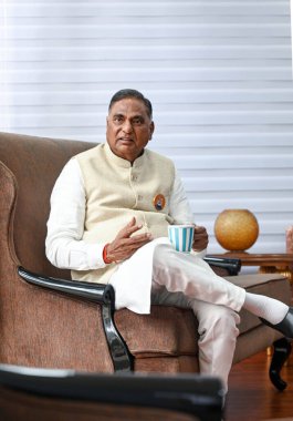 NEW DELHI, INDIA - 3 Mayıs 2024: Güney Delhi 'den BJP Lok Sabha adayı Ramvir Singh Bidhuri Hindustan Times ile Zakir Hussain Marg' daki evinde yaptığı özel röportajda