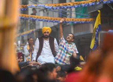 NEW DELHI, INDIA - 12 Mayıs 2024: Delhi CM Arvind Kejriwal ve Bhagwant Mann, Yeni Delhi Seçmenleri 'nden AAPs adayı Somnath Bharti' nin Lok Sabha seçimleri sırasında gerçekleştirdiği yol gösterisinde görülüyor 