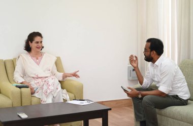 LUCKnow, INDIA - 18 Mayıs 2024: Kongre Genel Sekreteri Priyanka Gandhi Vadra Hindustan Times ile Raebareli 'deki evinde yaptığı özel röportajda