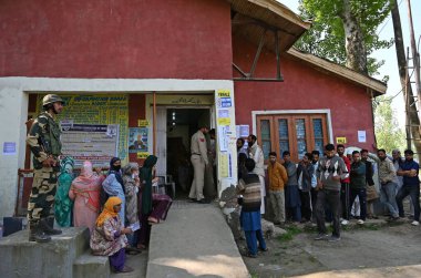 BANDIPORA, INDIA - 20 Mayıs 2024: İnsanlar 20 Mayıs 2024 tarihinde Hindistan 'ın Bandipora kentinde yapılan beşinci safha Lok Sabha seçimleri sırasında oy kullanmak için sırada bekliyor.