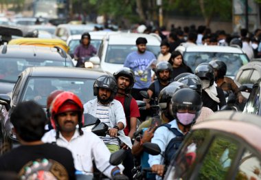 NOIDA, INDIA - 5 Mayıs 2024 'te Hindistan' ın Noida kentinde yapılan (NEET-UG) muayenesinden dolayı sektör 27 'de trafik sıkışıklığı. 