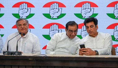 NEW DELHI, INDIA - 4 Mayıs 2024: Eski NCP Milliyetçi Kongre Partisi lideri Yoganand Shastri, Kongre lideri Deepak Babaria ve Devender Yadav, AICC, Akbar Road 'daki geçici DPCC Başkanı.