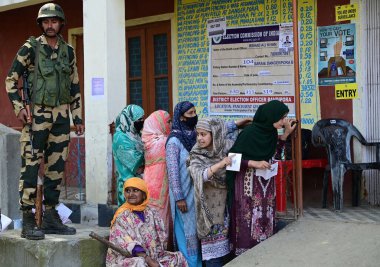 BANDIPORA, INDIA - 20 Mayıs 2024: İnsanlar 20 Mayıs 2024 tarihinde Hindistan 'ın Bandipora kentinde yapılan beşinci safha Lok Sabha seçimleri sırasında oy kullanmak için sırada bekliyor.
