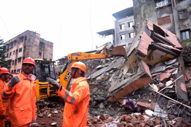 NAVI MUMBAI, INDIA - 27 Temmuz 2024: Cumartesi sabahı erken saatlerde CBD Belapur bölgesinde üç katlı bir konut binasının çökmesiyle meydana gelen trajik bir olay, üç kişinin ölümüyle ve iki kişinin yaralanmasıyla sonuçlandı