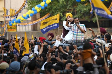 NEW DELHI, INDIA - 12 Mayıs 2024: Delhi CM Arvind Kejriwal ile birlikte Yeni Delhi seçmen adayı Somnath Bharti 'nin Moti Nagar' da yapılacak Lok Sabha seçimlerine destek için düzenlenen yol gösterisinde görülen Punjab 'ın başkanı Bhagwant Mann
