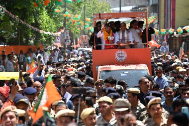 NEW DELHI, INDIA - 1 Mayıs 2024: BJP Delhi Kuzey Doğu Lok Sabha seçimi adayı Manoj Tiwari ve Yamuna Vihar 'da 1 Mayıs 2024 tarihinde, Yeni Delhi, Hindistan' da bir yol gösterimi sırasında Birlik Savunma Bakanı Rajnath Singh.