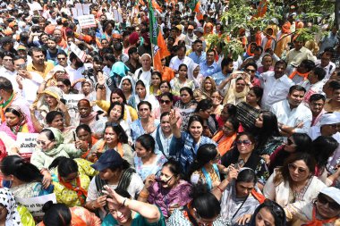 NEW DELHI, INDIA - 31 Mayıs 2024: Yeni Delhi, Hindistan 'da 31 Mayıs 2024 tarihinde, AAP ofisi önünde AAP' ye karşı düzenlenen bir protesto yürüyüşü sırasında BJP çalışanları ve destekçileri. Delhi 'de akut su sıkıntısı var.