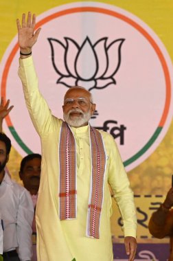 BARRACKPORE, INDIA - 12 Mayıs 2024: Başbakan Narendra Modi, 12 Mayıs 2024 tarihinde Hindistan 'ın Barrackpore kentinde, Jagatdal' da yapılan 2024 Lok Sabha seçimleri öncesinde BJP adayını desteklemek için düzenlenen seçim mitinginde el kol hareketi yaptı.