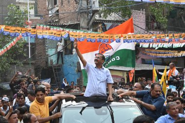 NEW DELHI, INDIA - 15 Mayıs 2024: Delhi Genel Sekreteri Arvind Kejriwal, Chandni Chowk Jai Prakash Aggarwal milletvekili adayı Lok Sabha 'nın 15 Mayıs 2024 tarihinde Yeni Delhi, Hindistan' da gerçekleştirdiği seçim kampanyası sırasında. 