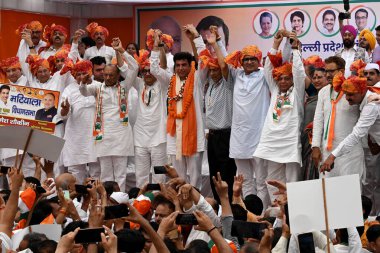 NEW DELHI, INDIA - 5 Mayıs 2024: DPCC Geçici Şefi Devendra Yadav parti lideri Ajay Maken ve diğerleri ile birlikte Delhi Kongresi 'nin genel başkanlığını yürütürken,.