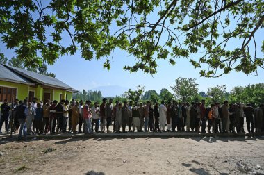 BANDIPORA, INDIA - 20 Mayıs 2024: İnsanlar 20 Mayıs 2024 tarihinde Hindistan 'ın Bandipora kentinde yapılan beşinci safha Lok Sabha seçimleri sırasında oy kullanmak için sırada bekliyor