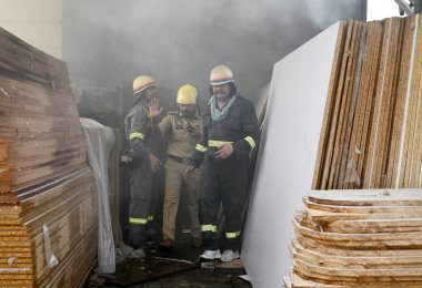 NOIDA, INDIA - 22 Mayıs 2024 Noida, Hindistan 'da bulunan 67. Sektördeki bir mobilya fabrikasındaki yangını itfaiye ekibi söndürdü. İki saat süren aralıksız çabaların ardından altı kadar itfaiye aracı olay yerine koştu ve alevleri söndürdü..