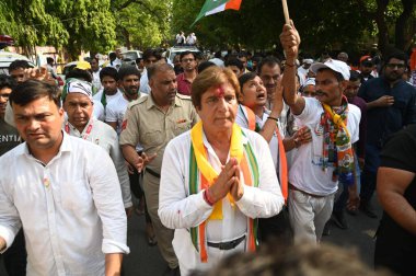 Bollywood oyuncusu ve Kongre Gurugramı Lok Sabha seçmen adayı Raj Babbar Lok Sabha seçim kampanyasının son gününde John Hall yakınlarındaki sivil hat yolunda 23 Mayıs 2024 'te Gurugram, Hindistan' da. 