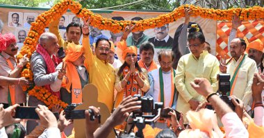 NEW DELHI, INDIA - 2 Mayıs 2024: BJP Batı Delhi Aday Kamaljeet Sehrawat Start in Presence Loksabha Seçim Sorumlusu Om Prakash Dhankar, Delhi BJP Başkanı Virendra Sachdeva Vikas Puri.