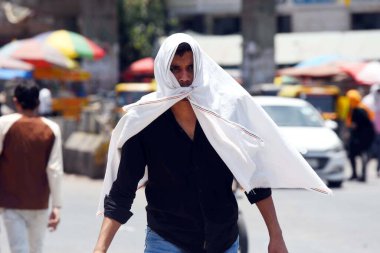 YENİ DELHI, INDIA - 29 MAYIS 2024: İnsanlar sıcak bir günde 29 Mayıs 2024 'te Yeni Delhi, Hindistan' da sıcak hava dalgasını haber yaptı. Delhi-NCR tüm zamanların en yüksek sıcaklığı 52.9 ° C (127.22 Fahrenheit) olarak kaydetti.) 