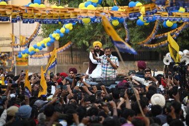 NEW DELHI, INDIA - 12 Mayıs 2024: Delhi CM Arvind Kejriwal ile birlikte Yeni Delhi seçmen adayı Somnath Bharti 'nin Moti Nagar' da yapılacak Lok Sabha seçimlerine destek için düzenlenen yol gösterisinde görülen Punjab 'ın başkanı Bhagwant Mann