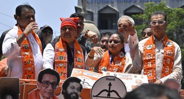 MUMBAI, INDIA - 3 Mayıs 2024: Yamini Jadhav, Shiv Sena Güney Mumbai adayı, Rahul Narwekar, Mangal prabhat Lodha ve Milind Deora ile birlikte Fort Fort Sabha 'da Lok Sabha' nın seçim adaylığı sırasında görüldü..