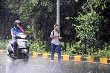 NEW DELHI, INDIA - 27 Temmuz 2024 'te Yeni Delhi, Hindistan' da Mandi House yakınlarında aniden yağmur yağdı. 