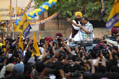 NEW DELHI, INDIA - 12 Mayıs 2024: Delhi CM Arvind Kejriwal ile birlikte Yeni Delhi seçmen adayı Somnath Bharti 'nin Moti Nagar' da yapılacak Lok Sabha seçimlerine destek için düzenlenen yol gösterisinde görülen Punjab 'ın başkanı Bhagwant Mann