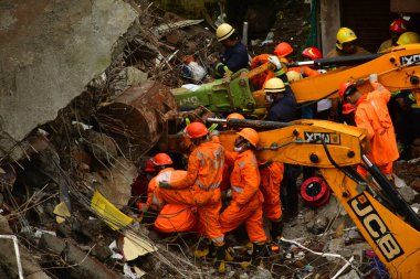 NAVI MUMBAI, INDIA - 27 Temmuz 2024: Cumartesi sabahı erken saatlerde CBD Belapur bölgesinde üç katlı bir konut binasının çökmesiyle meydana gelen trajik bir olay, üç kişinin ölümüyle ve iki kişinin yaralanmasıyla sonuçlandı