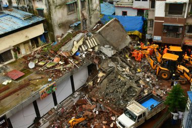 NAVI MUMBAI, INDIA - 27 Temmuz 2024: Cumartesi sabahı erken saatlerde CBD Belapur bölgesinde üç katlı bir konut binasının çökmesiyle meydana gelen trajik bir olay, üç kişinin ölümüyle ve iki kişinin yaralanmasıyla sonuçlandı