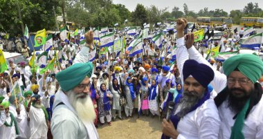 Çiftçiler, Başbakan Narendra Modi 'nin 24 Mayıs 2024' te Hindistan 'ın Gurdaspur kentinde gerçekleştirdiği mitingde taleplerini bastırmak için bir protesto gösterisi düzenlediler..