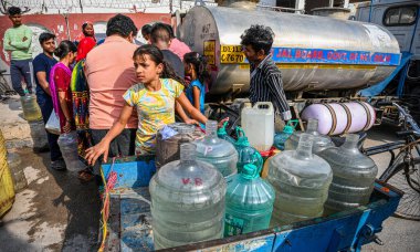 NEW DELHI, INDIA - 31 Mayıs 2024: Yeni Ashok Nagar bölgesinde bulunan Delhi Jal Board (DJB) su tankerinin suyu 31 Mayıs 2024 tarihinde Yeni Delhi, Hindistan 'da dolduruldu. Delhi 'de Chanakyapuri' nin Sanjay Kamp alanı da dahil olmak üzere birkaç bölge. 