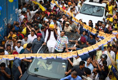 NEW DELHI, INDIA - 12 Mayıs 2024: Delhi CM Arvind Kejriwal ve Bhagwant Mann, Yeni Delhi Seçmenleri 'nden AAPs adayı Somnath Bharti' nin Lok Sabha seçimleri sırasında gerçekleştirdiği yol gösterisinde görülüyor