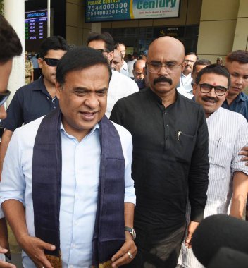 PATNA, INDIA - 25 Mayıs 2024: Assam Genel Sekreteri Himanta Biswa Sharma, 25 Mayıs 2024 tarihinde Hindistan 'ın Patna kentinde Jaiprakash Narayan Havalimanı' na gelişi sonrasında basın mensuplarına konuştu. Fotoğraf: Santosh Kumar / Hindustan Times )