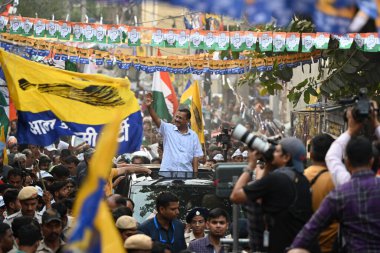 NEW DELHI, INDIA - 15 Mayıs 2024: Delhi Genel Sekreteri Arvind Kejriwal, Chandni Chowk Jai Prakash Aggarwal milletvekili adayı Lok Sabha 'nın 15 Mayıs 2024 tarihinde Yeni Delhi, Hindistan' da gerçekleştirdiği seçim kampanyası sırasında