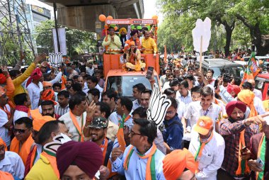 NEW DELHI, INDIA - 2 Mayıs 2024: BJP Batı Delhi Aday Meclisi Sehrawat Start in Presence Bakan Hardeep Singh Puri, Delhi Loksabha Seçim Sorumlusu Om Prakash Dhankar, Delhi BJP Başkanı Virendra Sachdeva. 