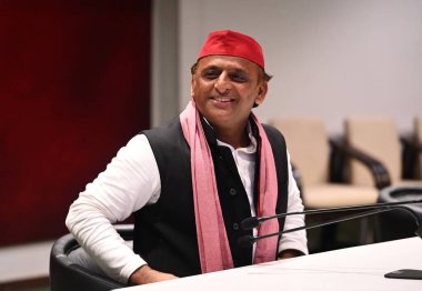 LUCKnow, INDIA - 23 Mayıs: Samajwadi Parti Ulusal Başkanı Akhilesh Yadav 23 Mayıs 2024 tarihinde Hindistan 'ın Lucknow kentinde yapılan Parti ofisinde Lok Sabha seçimleri hakkında basına demeç verdi.. 
