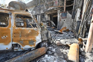 26 Mayıs 2024 'te Yeni Delhi, Hindistan' da Vivek Vihar bölgesinde Cumartesi gecesi yangın çıkan Bebek Bakımı New Born Hastanesi 'nde tıbbi malzemelerin ve diğer eşyaların kalıntıları bulundu..