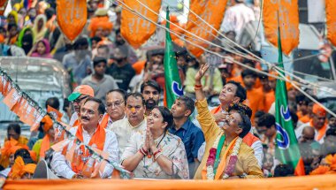 NEW DELHI, INDIA - 23 Mayıs: BJP lideri Vijender Gupta ile Birlik Bakanı Smriti Irani, Doğu Delhi Lok Sabha Harsh Malhotra 'dan BJP adayı Harsh Malhotra' nın seçim kampanyası sırasında, Jagat Puri 'deki Radhey Shyam Parkı' nda 