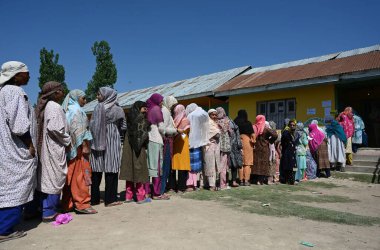 BANDIPORA, INDIA - 20 Mayıs 2024: 20 Mayıs 2024 'te Srinagar' ın kuzeyindeki Bandipora ilçesinin Sumbal bölgesinde yapılan Lok Sabha seçimlerinin beşinci safhasında halk oy kullanmak için sırada bekliyor.