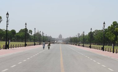 NEW DELHI, INDIA - 30 Nisan 2024: 30 Nisan 2024 'te Yeni Delhi, Hindistan' da Kartavya Yolu 'ndaki insanlar.