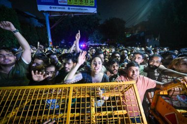 YENİ DELHI, INDIA - 28 Temmuz: Rau 'nun eski Rajendra Nagar' daki IAS çalışma çevresinin dışındaki yetkilileri protesto eden öğrenciler, iddialara göre çok az öğrencinin, binanın bodrumundaki şiddetli yağmur sonrasında boğularak öldüğü görüldü 