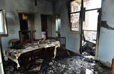 GHAZIABAD, INDIA - 18 Mayıs 2024: Cumartesi öğleden sonra Arihant Harmony 'de büyük bir yangın çıktı ve Indirapuram' da iki dizel jeneratör seti yakındaki dört dairede büyük hasara yol açtı