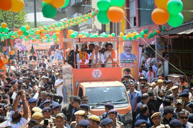 NEW DELHI, INDIA - 1 Mayıs 2024: Kuzey Delhi 'den BJP Adayı Lok Sabha Seçmen Bölgesi Manoj Tiwari ve Savunma Bakanı Rajnath Singh 1 Mayıs 2024 tarihinde Yamuna Vihar' da yapılacak seçimlere adaylığını koymadan önce bir yol gösterisi düzenledi. 