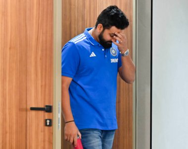 MUMBAI, INDIA - 2 Mayıs 2024: Hindistan Kriket Takımı Kaptan Rohit Sharma ve Şef Seçmen Ajit Agarkar, 2 Mayıs 2024 tarihinde Hindistan 'ın Mumbai kentinde düzenlenecek ICC T20 Dünya Kupası için basın toplantısında basın mensuplarına demeç verdiler..