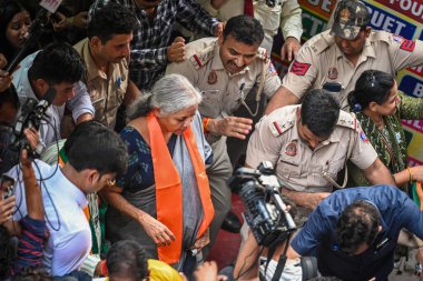 NEW DELHI, INDIA - 17 Mayıs 2024: Birlik Maliye Bakanı Nirmala Sitharaman ve Doğu Delhi Lok Sabha adayı Harsh Malhotra 17 Mayıs 2024 tarihinde Laxmi Nagar metro istasyonunda toplanan öğrenciler sonrasında, Yeni Delhi, Hindistan. 