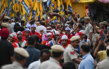 NEW DELHI, INDIA - 11 Mayıs 2024: Yeni Delhi, Hindistan 'da 11 Mayıs 2024 tarihinde Mehrauli bölgesinde yapılacak Loksabha Seçimleri için düzenlenen AAP Road Show Kampanyası sırasında halk dansçısı