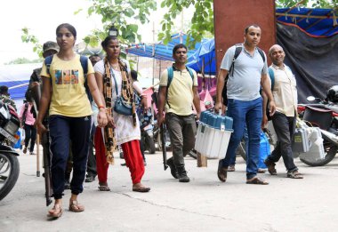 PATNA, INDIA - 31 Mayıs: 31 Mayıs 2024 tarihinde Patna 'daki B.S College Danapur' daki bir dağıtım merkezinde Elektronik Oy Makineleri (EVM) ve diğer seçim materyallerini taşıyan yetkililer, Lok Sabha seçiminin yedinci safhasının arifesinde, 31 Mayıs 2024 tarihinde Patna 'da