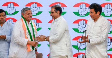 NEW DELHI, INDIA - 4 Mayıs 2024: Eski NCP Milliyetçi Kongre Partisi lideri Yoganand Shastri, Kongre lideri Deepak Babaria ve Devender Yadav, AICC, Akbar Road 'daki geçici DPCC Başkanı.